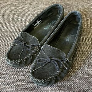 ⭐️ Black Minnetonka Moccasins, Slip-on Flats, Women's Size 6, Suede Leather